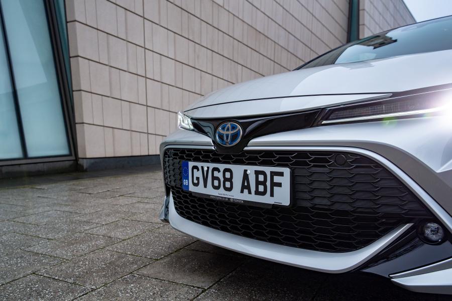 Детали экстерьера Toyota Corolla Hybrid 2019 года  (UK) (фото 13 из 40)